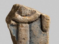 Aeg S 32  Aeg S 32, Fragment einer Wandverkleidung, Kalkstein, 9,5 cm x 6,5 cm, Dicke 3,2 cm : Bestandskatalog Ägypten, Museumsfoto: Claus Cordes